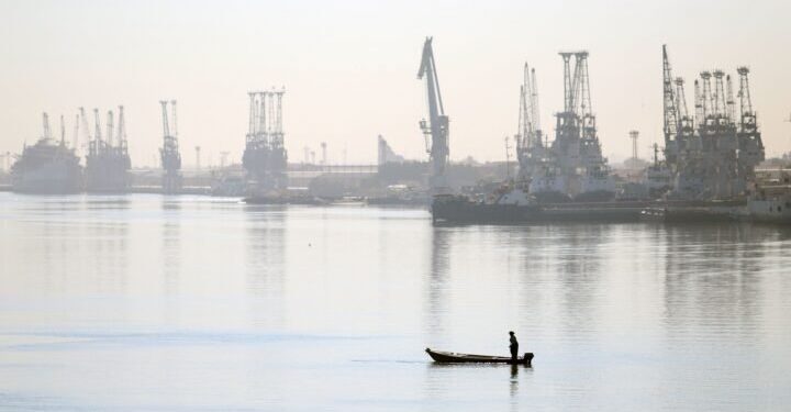 پهلوگیری 3 نفتکش در بندر بصره برای بارگیری نفت خام عراق