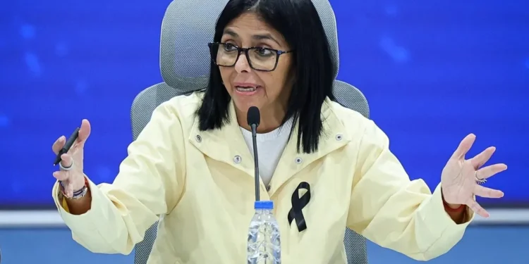 بلومبرگ: جناحهای تندرو ونزوئلا و نیروهای مخالف دولت از دلسـی رودریگز، رئیسجمهور موقت، به دلیل توافق نفتی با ترامپ / این توافق بدون مشارکت مخالفان ونزوئلا مذاکره شده / رودریگز روی این حساب کرده بود که توافق با ترامپ راه او برای تحکیم بیشتر قدرتش باشد / این توافق احتمالاً انگیزههای امریکا برای حرکت سریع به سمت برگزاری انتخابات جدید را کاهش می دهد