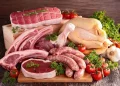 گزارش مرکز آمار از افزایش قیمت اقلام غذایی نسبت به تیر ماه سال گذشته: مرغ ۱۹۰ درصد، شیر ۱۵۰ درصد، ماست ۱۳۰ درصد، روغن مایع ۳۴۴ درصد، روغن جامد ۴۰۰ درصد و سیب و موز ۱۰۰ درصد افزایش قیمت داشتهاند