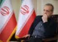 پزشکیان: ما به آمریکا چه دادیم؟ کلی دستاورد داشتیم بااین‌حال، عده‌ای می‌گویند این افراد خائن‌اند و طرف مقابل به هیچ‌چیز عمل نکرده /  یک بند پیدا کنند که در آن کوتاه آمده باشیم / چرا باید دائماً بگوییم بجنگیم؟ /کسی که نمی‌داند همین‌جوری می‌گوید بزن، تبعاتش را هم باید دید / عده‌ای که کنار گود نشسته‌اند، فقط می‌گویند «لنگش کن»
