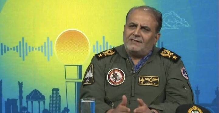 معاون هماهنگ کننده نیروی هوایی ارتش: در جنگ ۴۰ روزه، طراحی ماموریت ویژه جنگندههای سوخو-۲۴ برای هدفگیری مرکز فرماندهی سنتکام در پایگاه الحدید قطر، با وجود رینگ پدافندی پاتریوت و گشتهای ۲۴ ساعته، انجام شد/ خلبانان ما آنچه «ناممکن» پنداشته میشد را «ممکن» کردند/ به دلیل وجود مرز آبی میان ایران و الحدید، پروازها باید در ارتفاع پست انجام میشدند که چالشهای عملیاتی را دو چندان میکرد