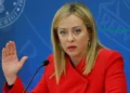 پولتیکو: نخستوزیر ایتالیا در مواجهه با چالشها از سوی جریان راست، لحن راستگرای افراطی خود را در مورد مهاجرت، امنیت مرزی و هویت ملی تشدید کرده/ «روبرتو واناکی»، رقیب او تهدید میکند که رأیدهندگان سنتی جریان راست را از ائتلاف ملونی دور کند/ شکاف عمدهای بین این دو وجود دارد: ملونی به شدت از اوکراین حمایت میکند، در حالی که واناکی رویکردی نرمتر در قبال روسیه را ترجیح میدهد