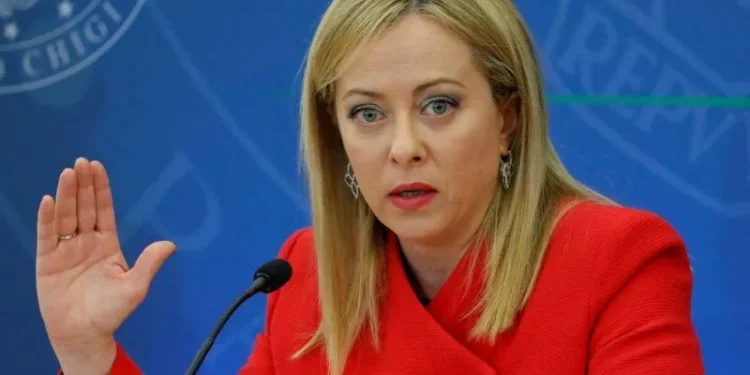 پولتیکو: نخستوزیر ایتالیا در مواجهه با چالشها از سوی جریان راست، لحن راستگرای افراطی خود را در مورد مهاجرت، امنیت مرزی و هویت ملی تشدید کرده/ «روبرتو واناکی»، رقیب او تهدید میکند که رأیدهندگان سنتی جریان راست را از ائتلاف ملونی دور کند/ شکاف عمدهای بین این دو وجود دارد: ملونی به شدت از اوکراین حمایت میکند، در حالی که واناکی رویکردی نرمتر در قبال روسیه را ترجیح میدهد