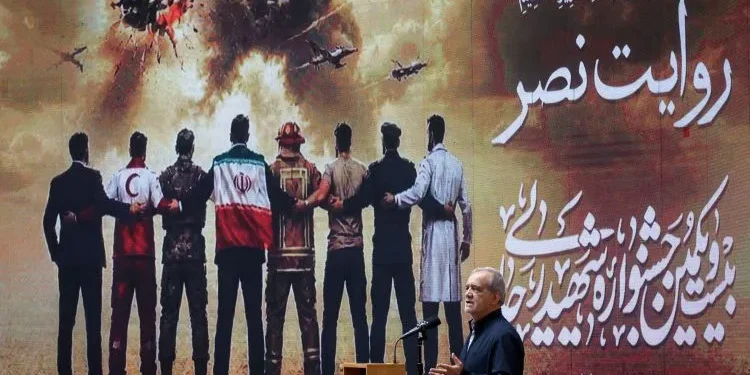واکنش پزشکیان به نبود تصویر زنان در بنر جشنواره شهید رجایی: این تصویر غلط است، زیرا پنجاه درصد [جامعه] در آن نیست
