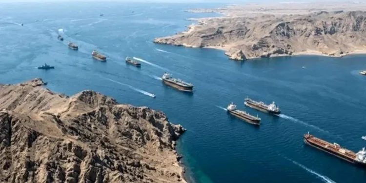 داده‌های حمل‌ و نقل دریایی: تردد از طریق تنگه‌های هرمز و باب‌المندب، نسبت به روز قبل به طور چشم‌گیری کاهش یافته/ تنها دو کشتی از تنگه هرمز عبور کرده‌اند و یک کشتی از باب‌المندب