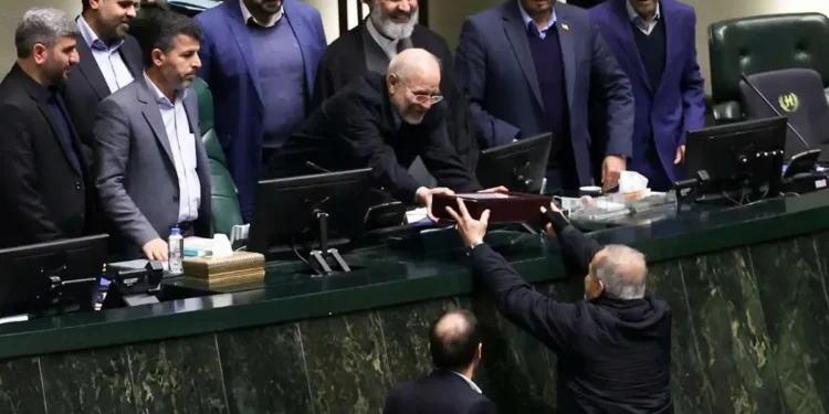 تاجگردون: قالیباف در نامه‌ای از پزشکیان درخواست کرده که لایحه اصلاح قانون بودجه را با قید فوریت تقدیم مجلس کند تا قوانین متناسب با شرایط جنگی اصلاح شود