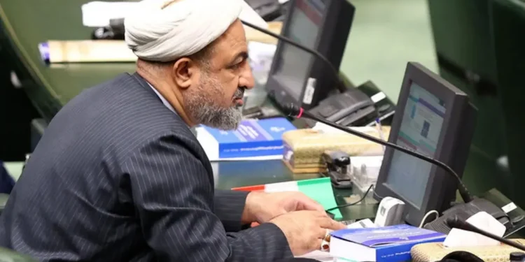 حمید رسایی: مگر منصوب رئیس جمهور میتواند مجلس را تعطیل کند؟! جایگاه حقوقی دبیر شورای عالی امنیت ملی در جایگاهی نیست که بتواند مجلس را تعطیل کند / نایب رئیس مجلس: مصوبات شعام پیش از ابلاغ به استحضار رهبر انقلاب میرسد اما در نهایت با امضای دبیر شعام ابلاغ میشود / ما سر هر موضوع و مصوبهای نمیپرسیم آیا به استحضار رهبر انقلاب رسیده است یا خیر؟