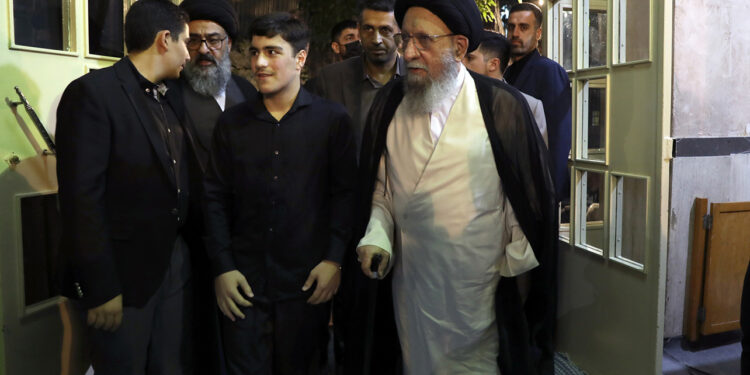 تصاویر: مراسم بزرگداشت مادر همسر سید حسن خمینی و همسر آیت الله موسوی بجنوردی