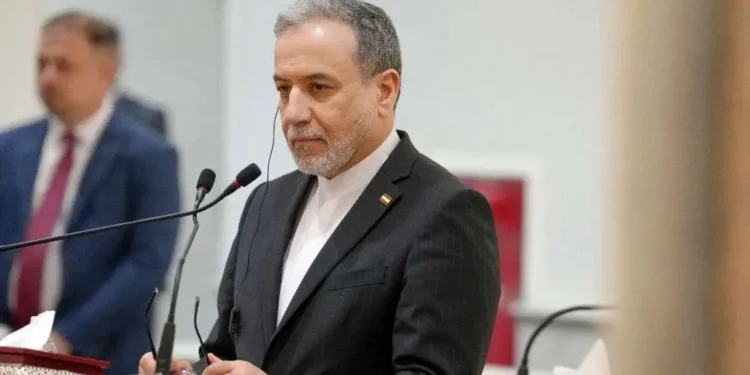 رویترز: تهران به کشورهای حاشیه خلیج فارس هشدار داد که هرگونه حمله جدید آمریکا به خاک ایران، با ضربه زدن به زیرساختهای حیاتی انرژی در سراسر منطقه، تلافی خواهد شد/ عراقچی ضمن اعلام این پیام به همتایان خود، تأکید کرد که دیپلماسی همچنان مسیر ترجیحی ایران است