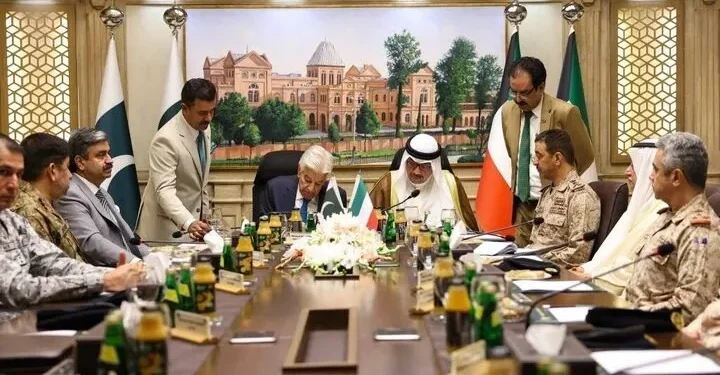کویت و پاکستان توافق‌نامه همکاری دفاعی و نظامی امضا کردند/ این توافق‌نامه بر تبادل تجربیات و ارتقای آمادگی نیروهای مسلح دو کشور تمرکز دارد