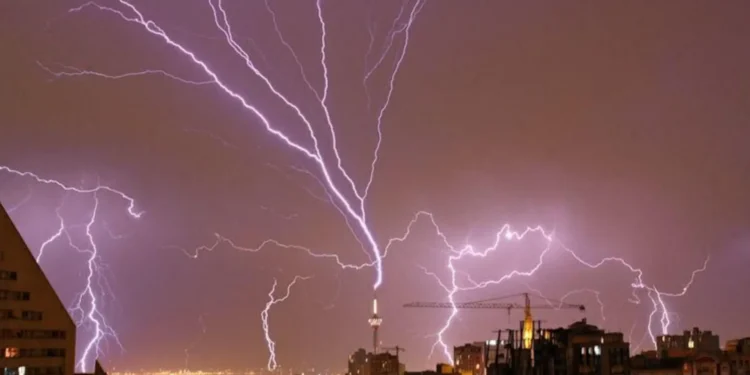 وضعیت آب و هوا، امروز ۲۱ مرداد ۱۴۰۵؛ رگبار و رعد و برق در ۱۵ استان طی امروز