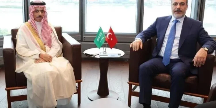 گفت‌وگوی وزرای خارجه عربستان و ترکیه در مورد کاهش تنش‌ها برای تضمین امنیت آبراه‌ها در منطقه