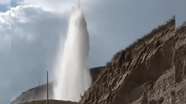 ببینید / فوران آب پس از شکستگی خط انتقال آب به بجنورد