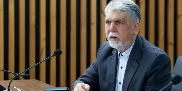 انتقاد وزیر ارشاد از طرح «مقابله با نفوذ»: این طرح به التهابات اجتماعی دامن زده/ در حوزه فرهنگ و هنر، برخی واژهها و تعابیر آنقدر ابهامهای سنگین و کجتابی دارند که میتوانند مخاطرات جدی ایجاد کنند/ ملتهب کردن گروههای مرجع اجتماعی هرگز به صلاح نیست