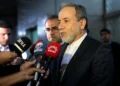 عراقچی: مذاکرات با عمان در خصوص تعیین مسیر دریایی جدید در تنگه هرمز است / مسیرهای قدیم با مسیرهای جدید جایگزین میشود؛ متخصصین روی نقشه در حال کار هستند / این مذاکرات خوب پیش رفته است؛ میتوان گفت در مراحل پایانی هستیم /ممکن است توافق صورت بگیرد ولی باز شدن تنگه هرمز منوط به یکسری شرایط دیگر است که از طریق واسطهها منتقل شده