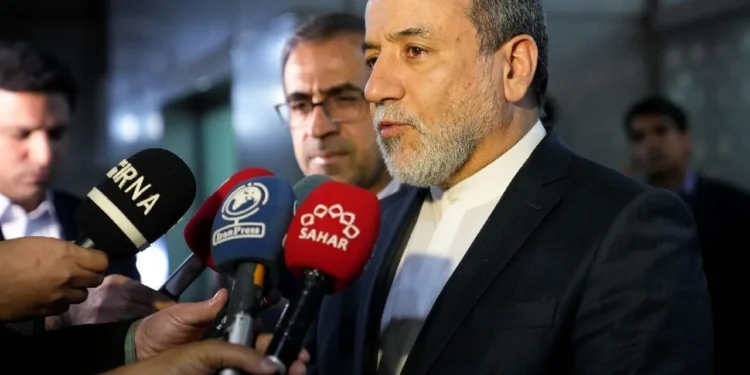 عراقچی: مذاکرات با عمان در خصوص تعیین مسیر دریایی جدید در تنگه هرمز است / مسیر‌های قدیم با مسیر‌های جدید جایگزین می‌شود؛ متخصصین روی نقشه در حال کار هستند / این مذاکرات خوب پیش رفته است؛ می‌توان گفت در مراحل پایانی هستیم /ممکن است توافق صورت بگیرد ولی باز شدن تنگه هرمز منوط به یک‌سری شرایط دیگر است که از طریق واسطه‌ها منتقل شده