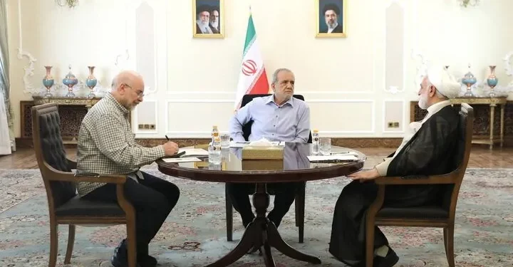 برگزاری جلسه سران سه قوه به میزبانی پزشکیان؛ سران سه قوه بر اتخاذ رویکردهای هماهنگ برای تأمین منافع و مصالح عمومی تاکید کردند