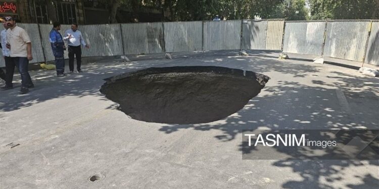 تصاویر: فروریختن خیابان نشاط اصفهان