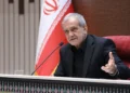 پزشکیان: [مذاکره کنندگان] در حال گفت‌و‌گو هستند تا انشاالله مسیر را پیش ببریم/ نقض‌ها در هر تفاهم‌نامه‌ای رخ می‌دهد / اصولا باید یک تیم درست می‌شد که در صورت نقض تفاهم‌نامه آن را حل می‌کرد؛ نه اینکه که دعوا کنند/ حالا باید ببینیم که به چه شکلی باید حل بشود یا نشود؛ [اکنون] در مذاکرات عمان دارند روی آن کار می‌کنند؛ انشاالله به جایی برسیم که از وضعیت نه جنگ نه صلح خارج شویم