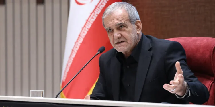 پزشکیان: [مذاکره کنندگان] در حال گفت‌و‌گو هستند تا انشاالله مسیر را پیش ببریم/ نقض‌ها در هر تفاهم‌نامه‌ای رخ می‌دهد / اصولا باید یک تیم درست می‌شد که در صورت نقض تفاهم‌نامه آن را حل می‌کرد؛ نه اینکه که دعوا کنند/ حالا باید ببینیم که به چه شکلی باید حل بشود یا نشود؛ [اکنون] در مذاکرات عمان دارند روی آن کار می‌کنند؛ انشاالله به جایی برسیم که از وضعیت نه جنگ نه صلح خارج شویم