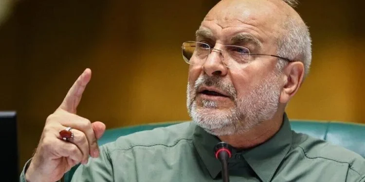 پیروزی ما در جنگ باید تثبیت شود/ هر کسی که بخواهد میدان نظامی، دیپلماسی، خدمت و حضور مردم را مقابل هم قرار دهد، به انسجام کشور آسیب می‌زند/ با توجه به شرایط امنیتی و اتفاقات در حال وقوع، احساس شد که دیگر فرصت صبر کردن نیست و با شهید لاریجانی تصمیم گرفتیم که خبر شهادت رهبر شهید را هنگام سحر اعلام کنیم و بگوییم که مردم به خیابان بیایند، وگرنه ممکن بود که بحث خیابان به گونه‌ای دیگر رقم بخورد