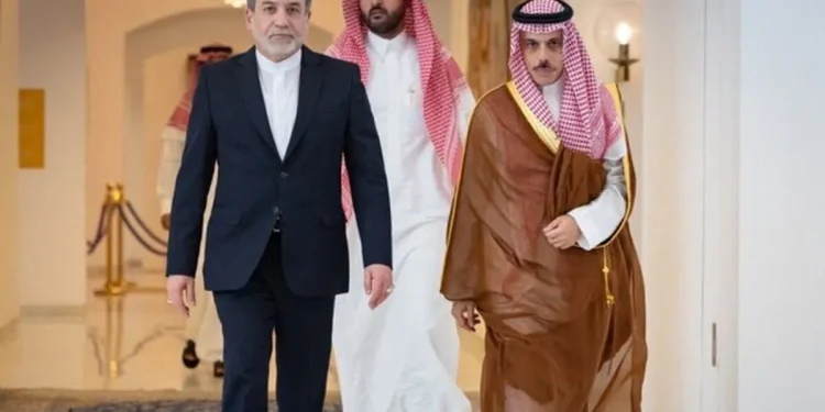 گفتگوی وزیر خارجه عربستان با عراقچی درباره تلاشهای دیپلماتیک برای کاهش تنش / فیصل بن فرحان: ریاض بر ادامه ایفای نقش خود در برقراری امنیت و ثبات تأکید دارد و به آن پایبند است