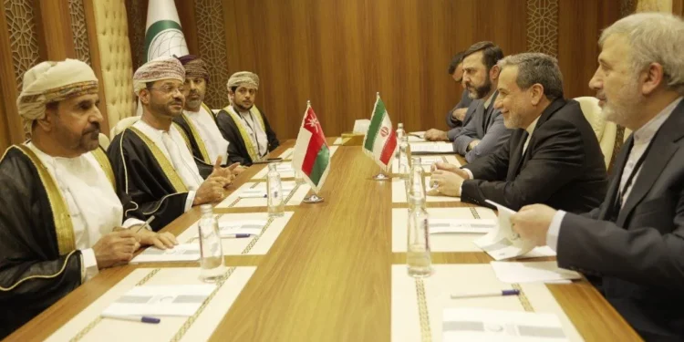 عضو کمیسیون امنیت ملی: مذاکرات ایران و عمان درباره تنگه هرمز در آستانه نهاییشدن است / عمانیها پذیرفتهاند که بهطور موقت از مسیر جنوبی استفاده نشود / در حال حاضر دو کشور بر روی مسیر مشخصی که مورد نظر ایران نیز هست و به عنوان مسیر پیشنهادی مطرح شده، تمرکز کردهاند