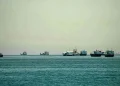 توافق در حال ظهور ایران و عمان بر سر تنگه هرمز، میتواند کنترل تهران بر این آبراه را تثبیت کند/ این توافق به ایران اهرم استراتژیکی خواهد داد که پیش از جنگ وجود نداشت و شامل دریافت «هزینههای خدماتی» از کشتیها از سوی این کشور نیز میشود/ همچنین مقامات آمریکایی میگویند «در مسیر آبهای عمان در تنگه، هنوز مینهای زیادی وجود دارد و کشتیها برای عبور ایمن از آنها، نیاز به هماهنگی با ایران دارند»
