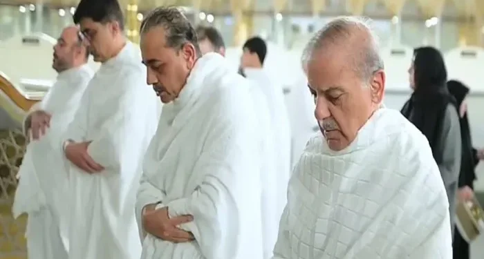 ببینید / شهباز شریف و عاصم منیر در مکه مناسک عمره را به‌جا آوردند