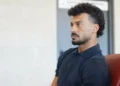 زندگی کردن کف خیابان را بلدم چون فقیر بودم:/ حرکت عجیب رامین روی آنتن زنده (عکس)