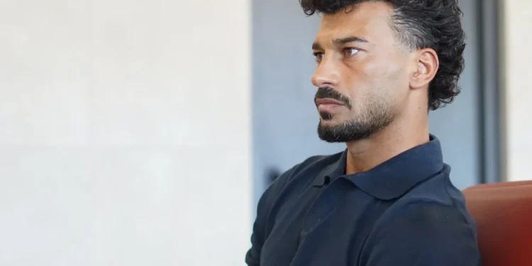 زندگی کردن کف خیابان را بلدم چون فقیر بودم:/ حرکت عجیب رامین روی آنتن زنده (عکس)