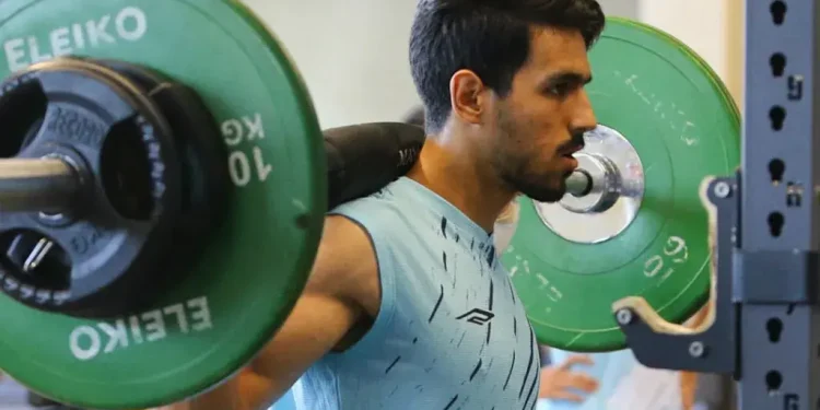 اسلامی با دست باندپیچی شده در تمرین استقلال