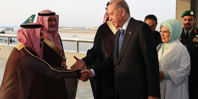 سفر اردوغان به عربستان همزمان با حضور نخست وزیر پاکستان در این کشور