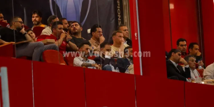 هیاهوی جایگاه ویژه با ورود محبوب پرسپولیسی‌ها؛/ گرا تشویق پیام صادقیان را به خودش گرفت!(عکس)
