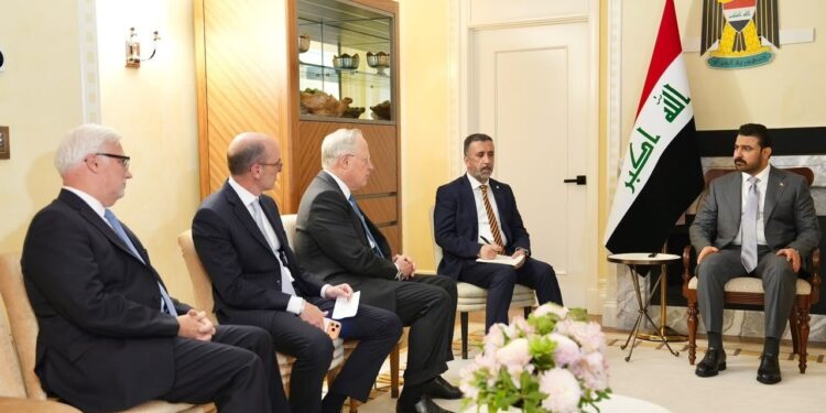 تأکید نخست‌وزیر عراق بر گسترش همکاری با غول‌های نفتی جهان در دیدار با مدیرعامل اکسون‌موبیل