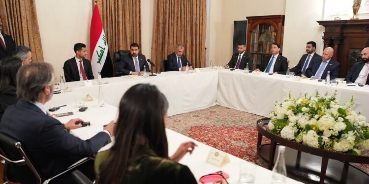 تأکید نخست‌وزیر عراق بر چشم‌انداز افزایش تولید نفت به ۱۰ میلیون بشکه و دعوت از بانک‌های امریکایی