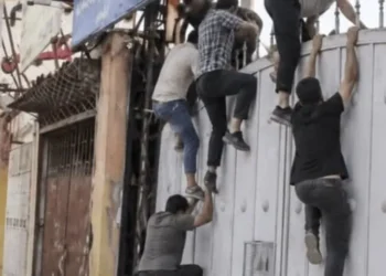جزئیات فرار تعدادی از معتادان از کمپ ماده ۱۶ در مشهد  / بهزیستی: ۷۰ نفر از معتادان این مرکز ، در ساعت استراحت و هواخوری، ضمن درگیر شدن با نگهبانان کمپ، فرار کرده و متواری شدند /  تا شب گذشته ۶ نفر از این افراد متواری، پیدا و به کمپ بازگردانده شدند