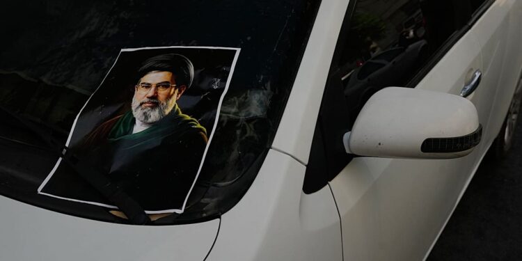 عضو مجلس خبرگان: مجتبی خامنه‌ای دو بار هدف حمله قرار گرفت؛ از زیر آوار بیمارستان بیرون کشیده شد