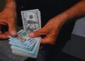 سقوط بیسابقه ارزش پول ایران؛ نرخ برابری دلار به بیش از ۲۵۰ هزار تومان رسید