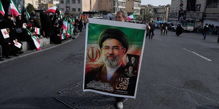 «دارای مدرک تافل» و «علاقمند به فیلمساز هالیوودی»؛ تصویری که حکومت ایران از رهبر غایبش ارائه می‌کند
