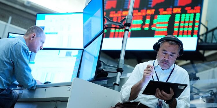 نوسان در بازارها؛ تمرکز سرمایهگذاران بر قیمت نفت و اوراق قرضه آمریکا