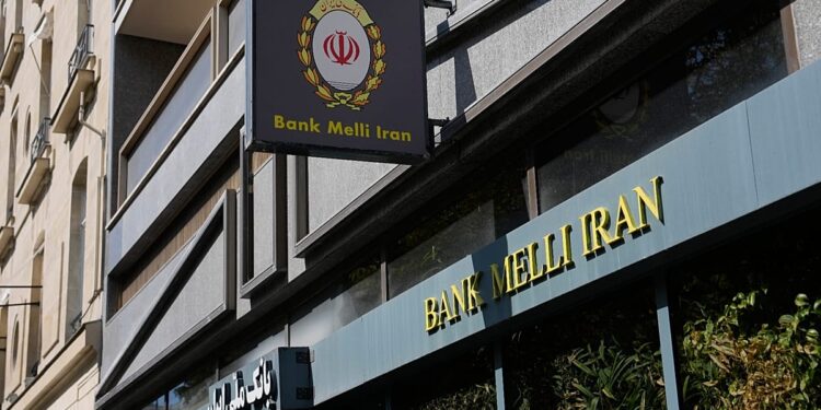فشار بر شبکه بانکی ایران؛ امارات تراکنش‌های بانک ملی با ایران را ممنوع کرد