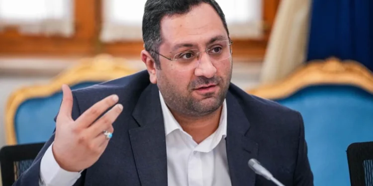 معاون وزیر ارتباطات: فراگیری استارلینک میخ آخر را بر تابوت حکمرانی فضای مجازی می‌کوبد / در بحران بعدی ناچار از قطع برق می‌شویم، چون استارلینک به عنوان ابزار جدید حاکمیت‌گریز، اساسا دیگر مبتنی بر شبکه ما نیست / استارلینک حتی رجیستری و احراز هویت کاربران را نیز بی اثر خواهد کرد