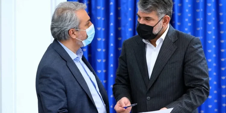 اتهامات فاطمی امین شامل «اخلال در نظام اقتصادی کشور» و «اهمال در انجام وظایف قانونی در مدیریت و توزیع ارز اختصاص یافته به وزارت صمت» بود/ اقدام ساداتینژاد در ثبت سفارشهای حجم غیر متعارف چای احراز شده؛ نیاز سالانه کشور به واردات حدود ۱۰۰ هزار تن بوده، اما برای حدود ۴۰۰ هزار تن چای تخصیص ارز انجام شد که سهم گروه دبش ۲۷۰ هزار تن بوده/ او در پرونده نهادههای دامی نیز محکوم شده