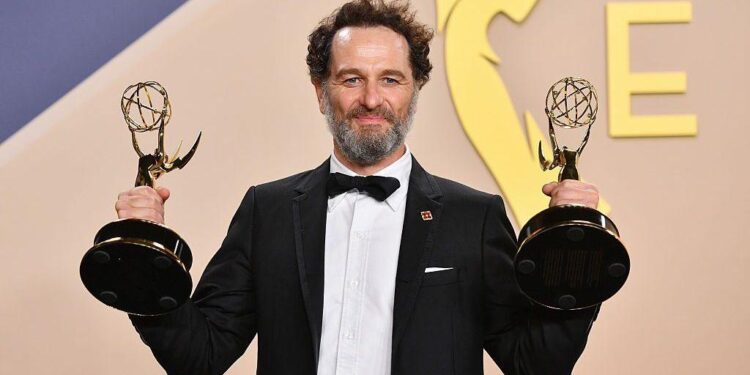 اپل بالاتر از اچ‌بی‌او و نتفلیکس!/ یک فهرست از به‌ترین سریال‌ها و برنامه‌های تلویزیونی سال/ امی 2026، برگزار شد/ گزارش سرویس تلویزیون جهان “کافه سینما” را بخوانید