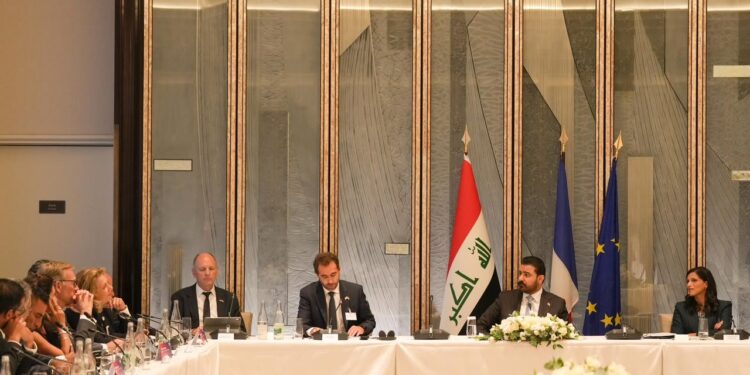الزیدی: عراق در تلاش است که ظرفیت تولید نفت خام خود را به ۱۰ میلیون بشکه در روز افزایش دهد