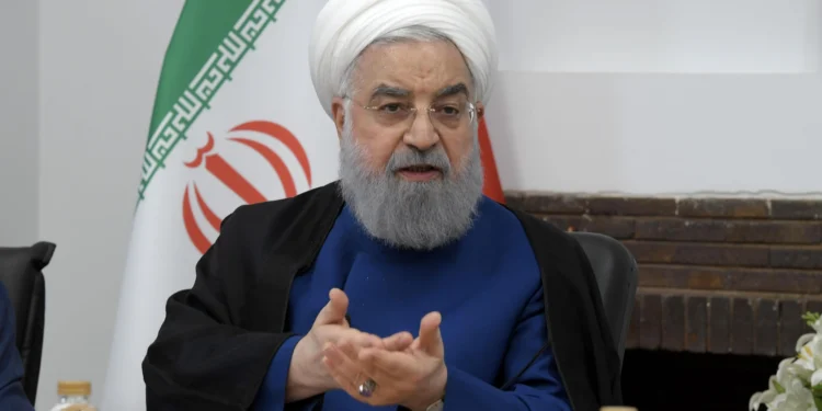 واکنش روحانی به تحریف سخنان اخیرش: اصلاً من نه کلمه رفراندوم را گفتم و نه کلمه همهپرسی را / بحث من، لزوم برخورداری «اهداف ملی» از پشتوانه مردم بوده است، نه برگزاری همهپرسی درباره دفاع در برابر تجاوز / اینکه جزو بدیهیات است که وقتی به ما تجاوز بشود، باید دفاع کنیم