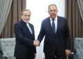عراقچی همتای روس خود را در جریان آخرین وضعیت تفاهم ایران و عمان در مورد تنگه هرمز و تلاش‌های میانجیگران در ابلاغ شروط تهران قرار داد