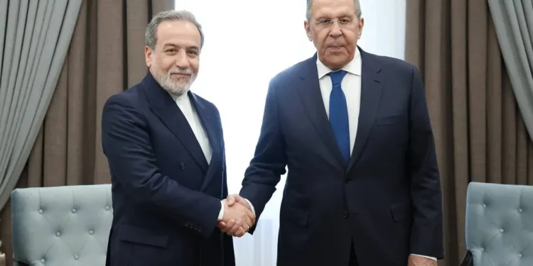 عراقچی همتای روس خود را در جریان آخرین وضعیت تفاهم ایران و عمان در مورد تنگه هرمز و تلاش‌های میانجیگران در ابلاغ شروط تهران قرار داد