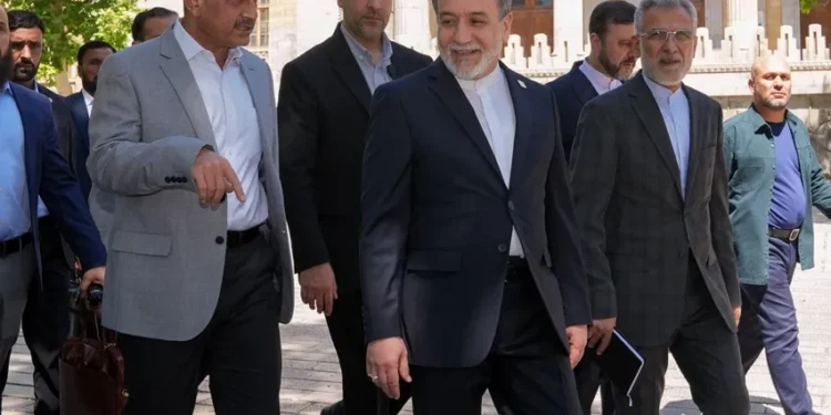 رویترز به نقل از یک منبع پاکستانی: گفتگوی عراقچی و عاصم منیر درباره امکان بازگشت به مذاکرات، و حملات انصارالله و عربستان بود